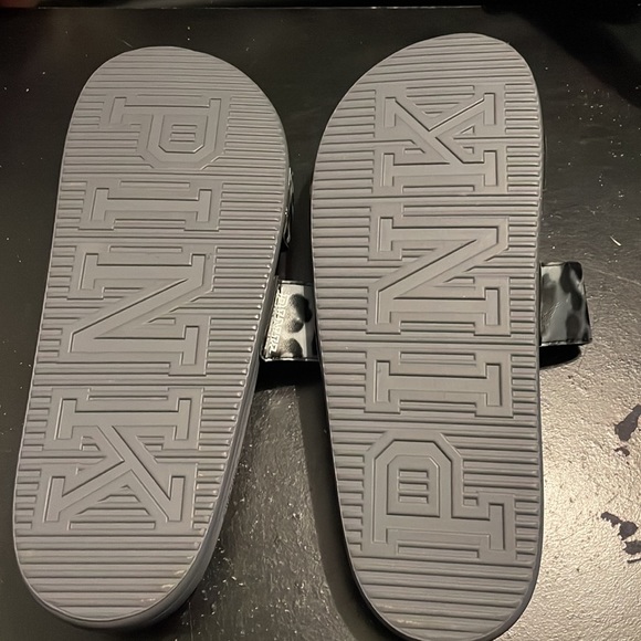 Grey, black and silver cheetah print slides from the brand PINK - Picture 2 of 2